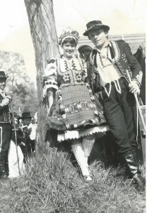 1968 máj.1-i fellépes előtt, baranyai ruhában - Molnár Erika és Váradi Zoli (Lófej) 